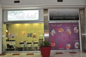 Nail hall
